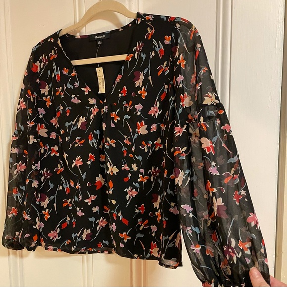 Madewell • Shirred Sleeve V-Neck in Drifting Flowers - Picture 5 of 7